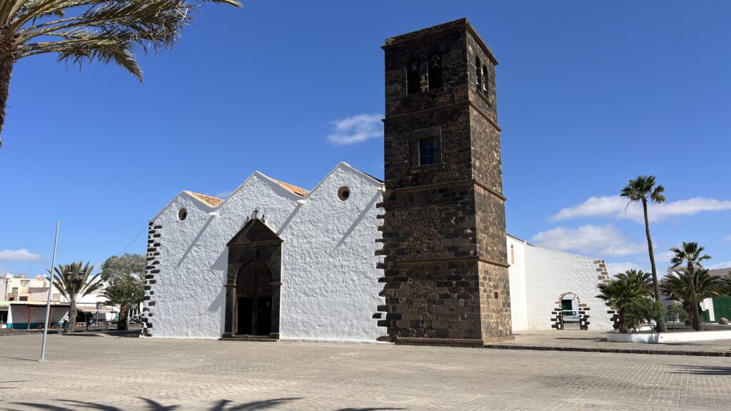 Wo liegt La Oliva auf Fuerteventura?
Lohnt sich ein Besuch in La Oliva?
Welche Sehenswürdigkeiten gibt es in La Oliva?
Ist La Oliva ein guter Ort zum Leben?
Gibt es Restaurants und Cafés in La Oliva?