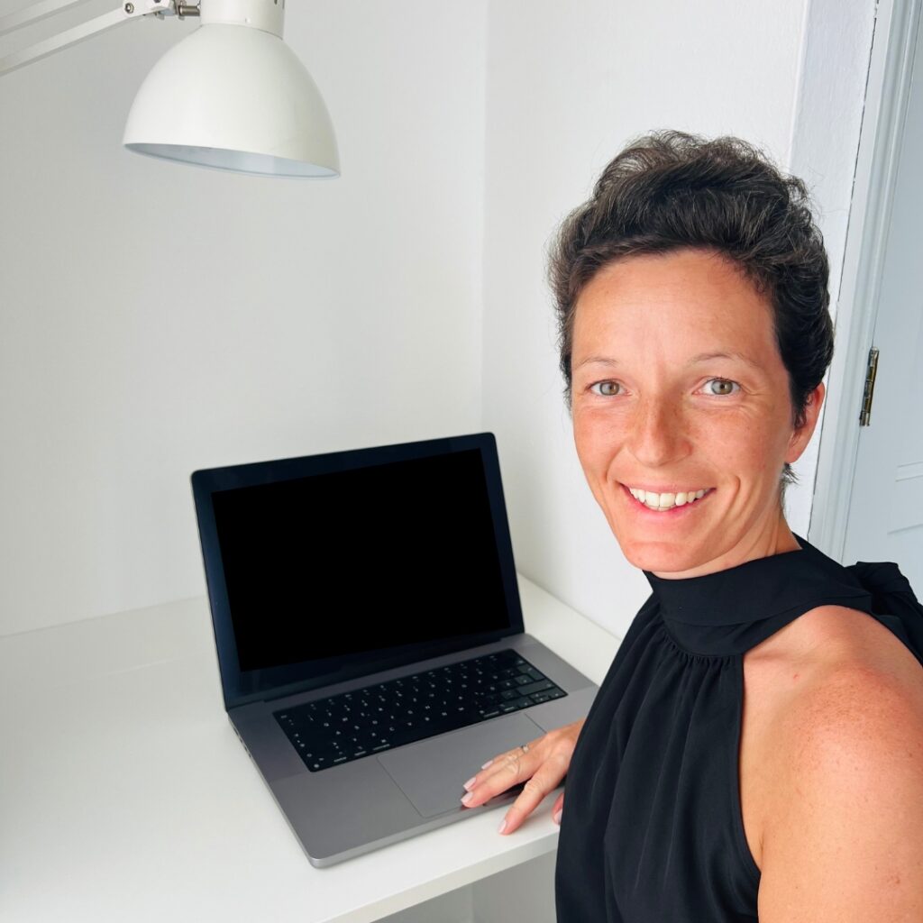 Virtuelle Assistentin arbeitet am Laptop im Homeoffice – professioneller Backoffice- und Technik-Support für Online-Businesses