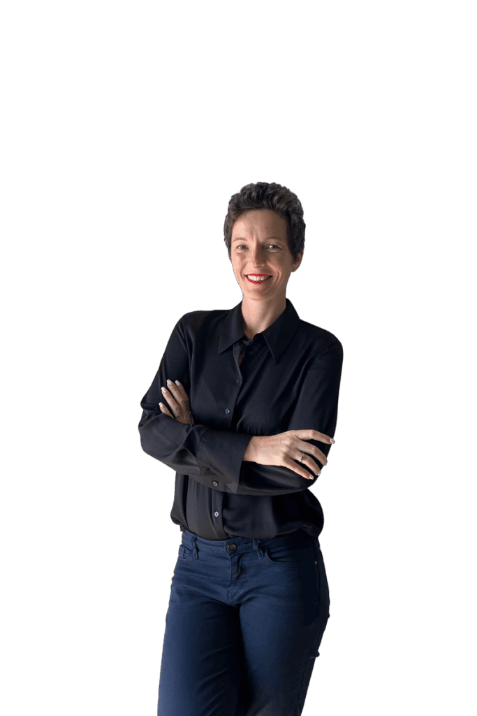 Virtuelle Assistentin für Backoffice, Marketing und Online-Business steht selbstbewusst mit verschränkten Armen