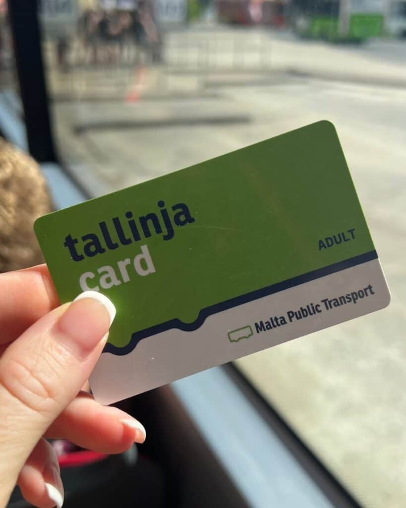 Hand hält eine Tallinja Card für den öffentlichen Nahverkehr in Malta – Alltag und Mobilität beim Leben und Arbeiten im Ausland.