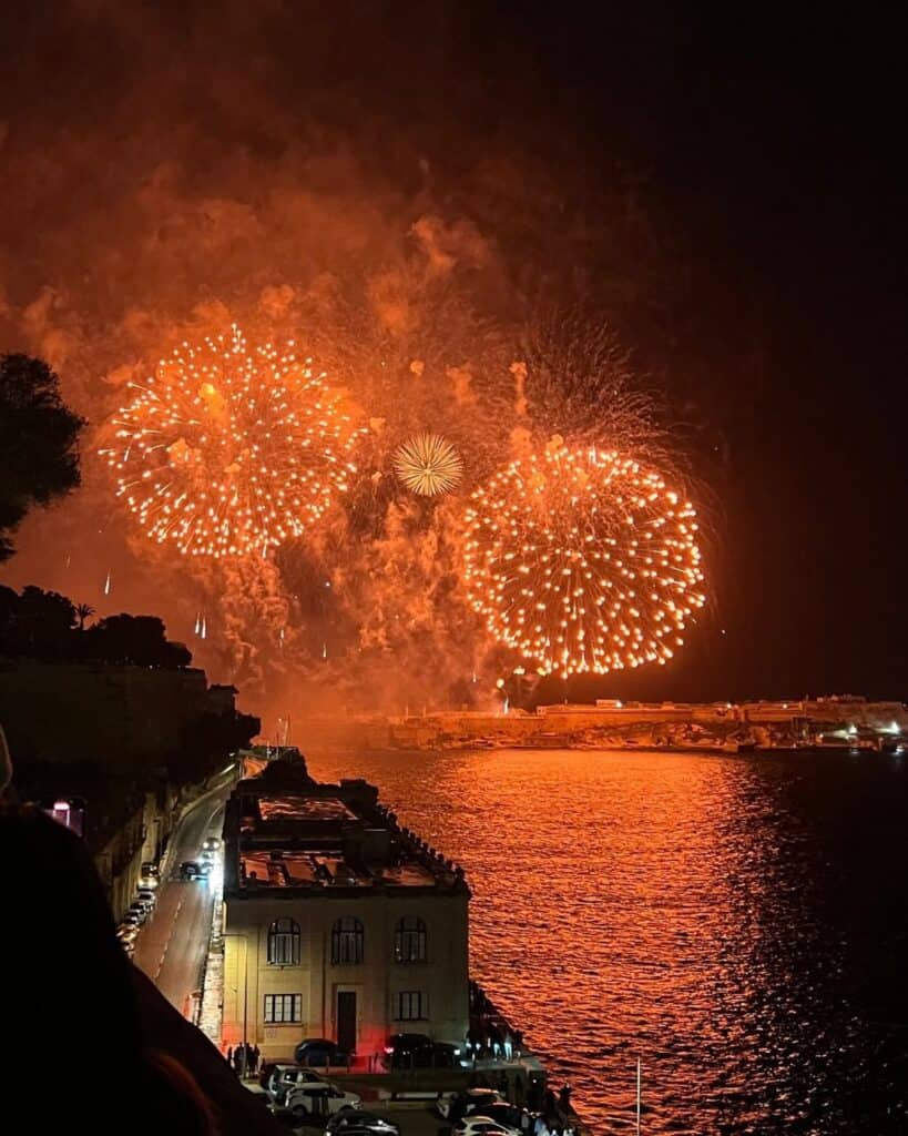 Großes Feuerwerk bei Nacht über dem Meer in Malta – besondere Momente beim Leben und Arbeiten im Ausland mit Online-Business.